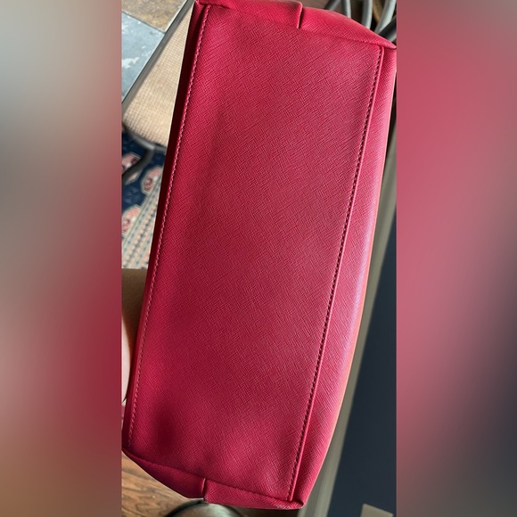 Tommy Hilfiger Red Textured Tote Bag, Gold Accents excellent condition NWOT - Picture 7 of 7